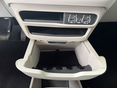 Used 2024 Chrysler Pacifica Touring-L image 30