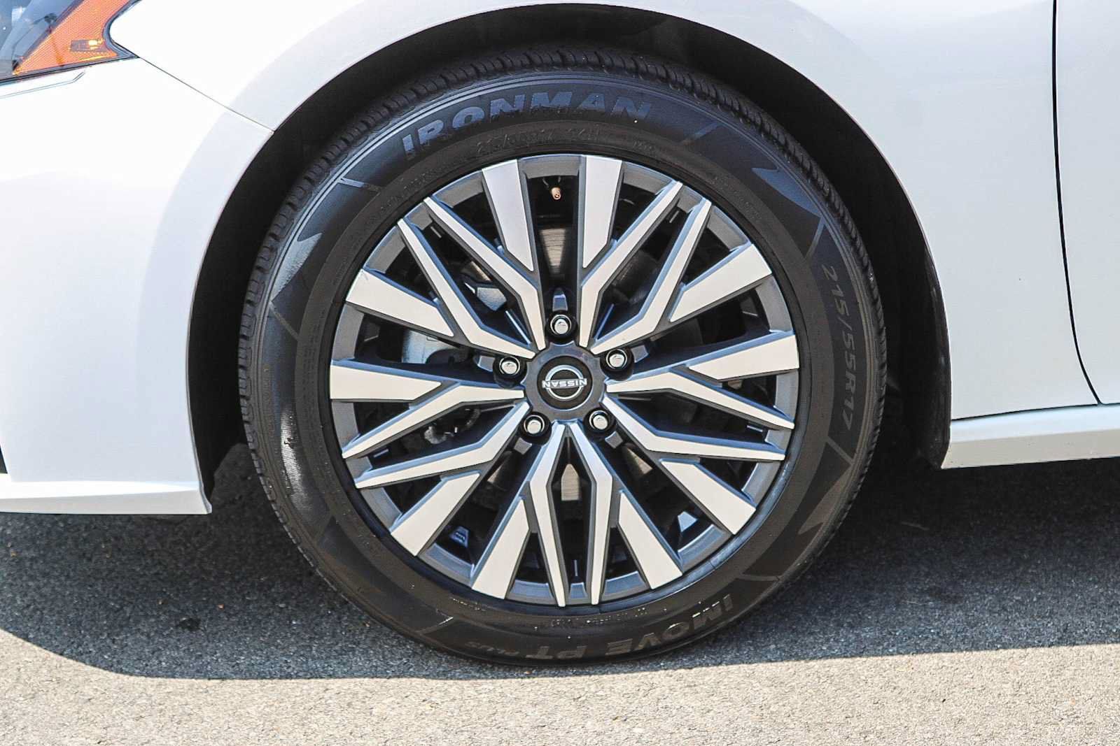 Used 2025 Nissan Altima 2.5 SV FWD image 11