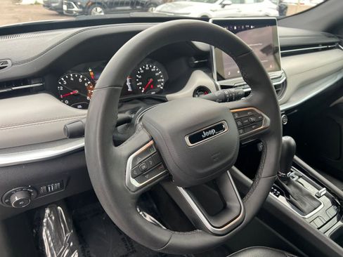 Used 2025 Jeep Compass Limited image 28