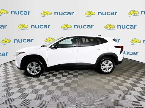Used 2025 Chevrolet Trax LS FWD image 4