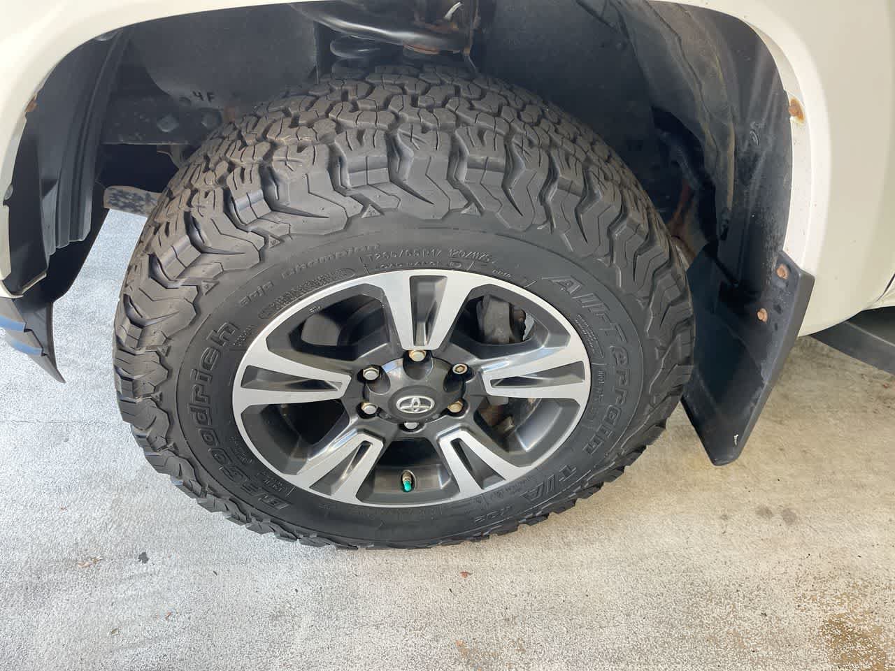 Used 2017 Toyota Tacoma TRD Sport AWD/4WD image 10