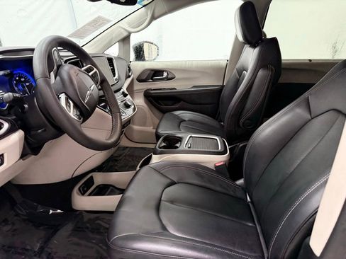 Used 2024 Chrysler Pacifica Touring-L image 13