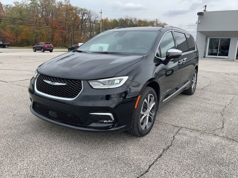Used 2026 Chrysler Pacifica Pinnacle image 3