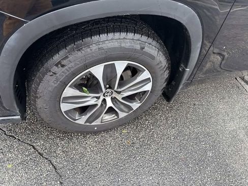 Used 2021 Toyota Highlander XLE image 16