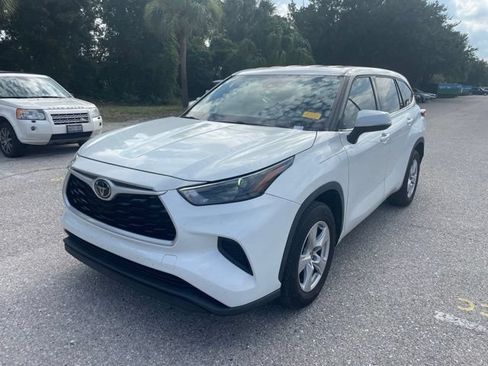 Used 2022 Toyota Highlander L FWD image 5
