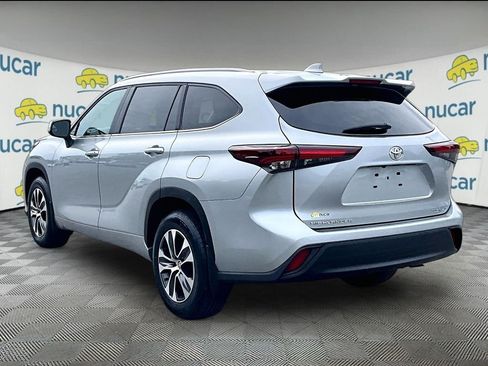 Used 2025 Toyota Highlander XLE AWD/4WD image 4