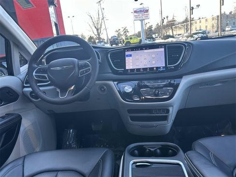 Used 2024 Chrysler Pacifica Touring-L image 18