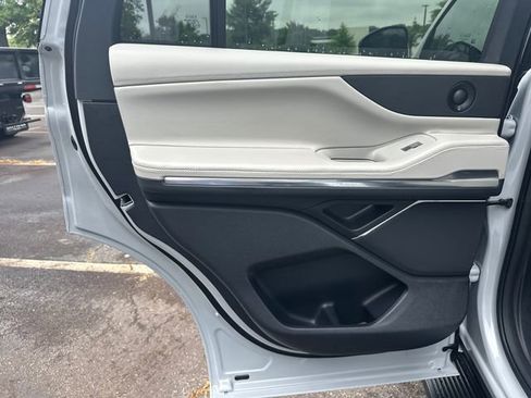 New 2026 Lincoln Navigator Premiere AWD/4WD image 21