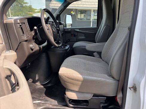 Used 2014 Chevrolet Express 3500 RWD image 9