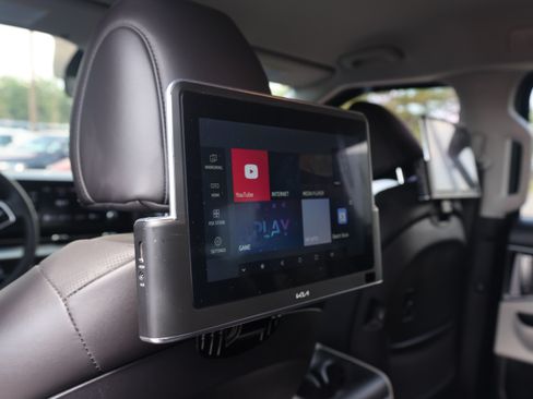 Used 2023 Kia Carnival LX FWD image 14