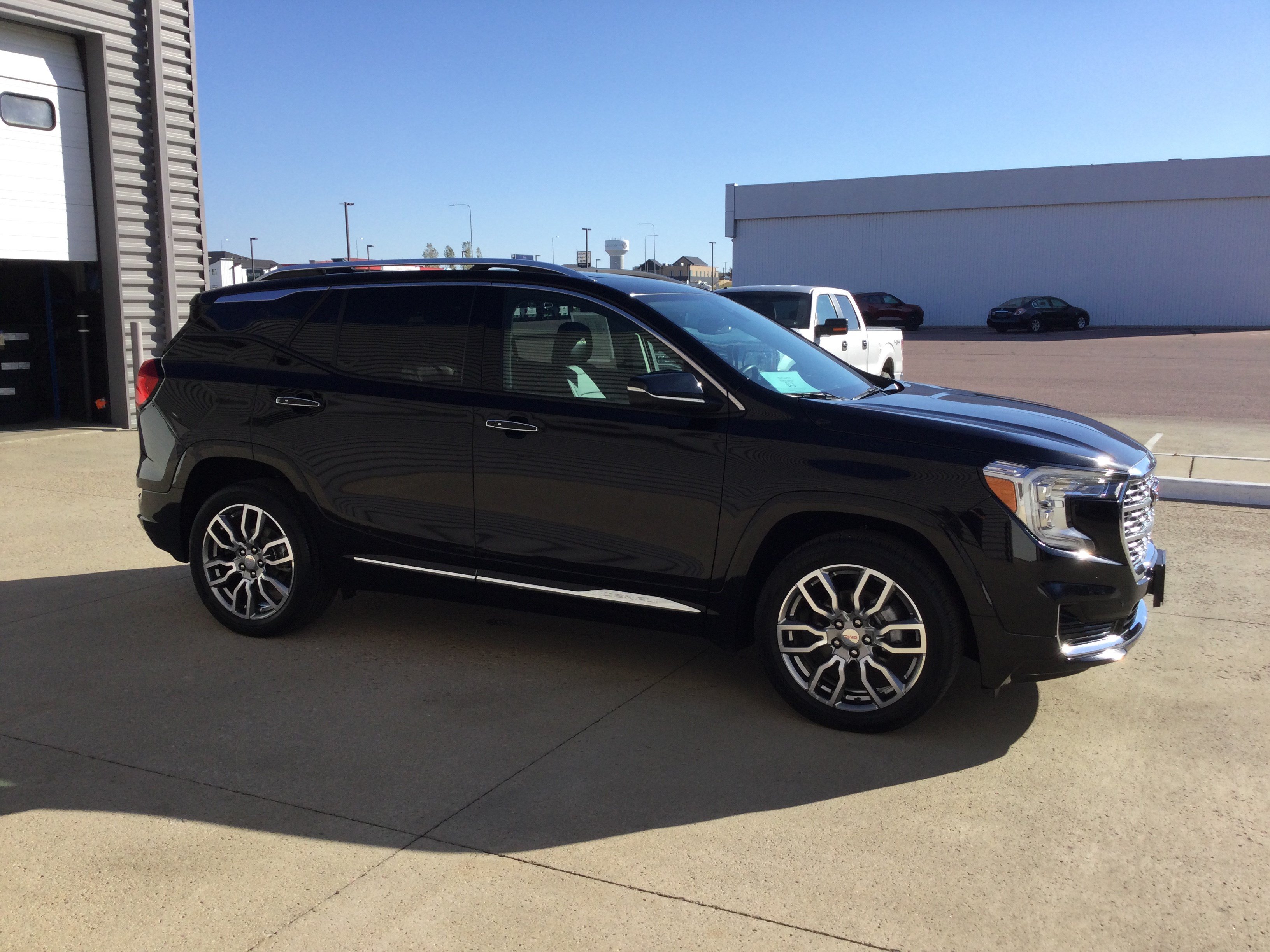 Used 2024 GMC Terrain Denali w/ Denali Premium Package AWD/4WD image 4