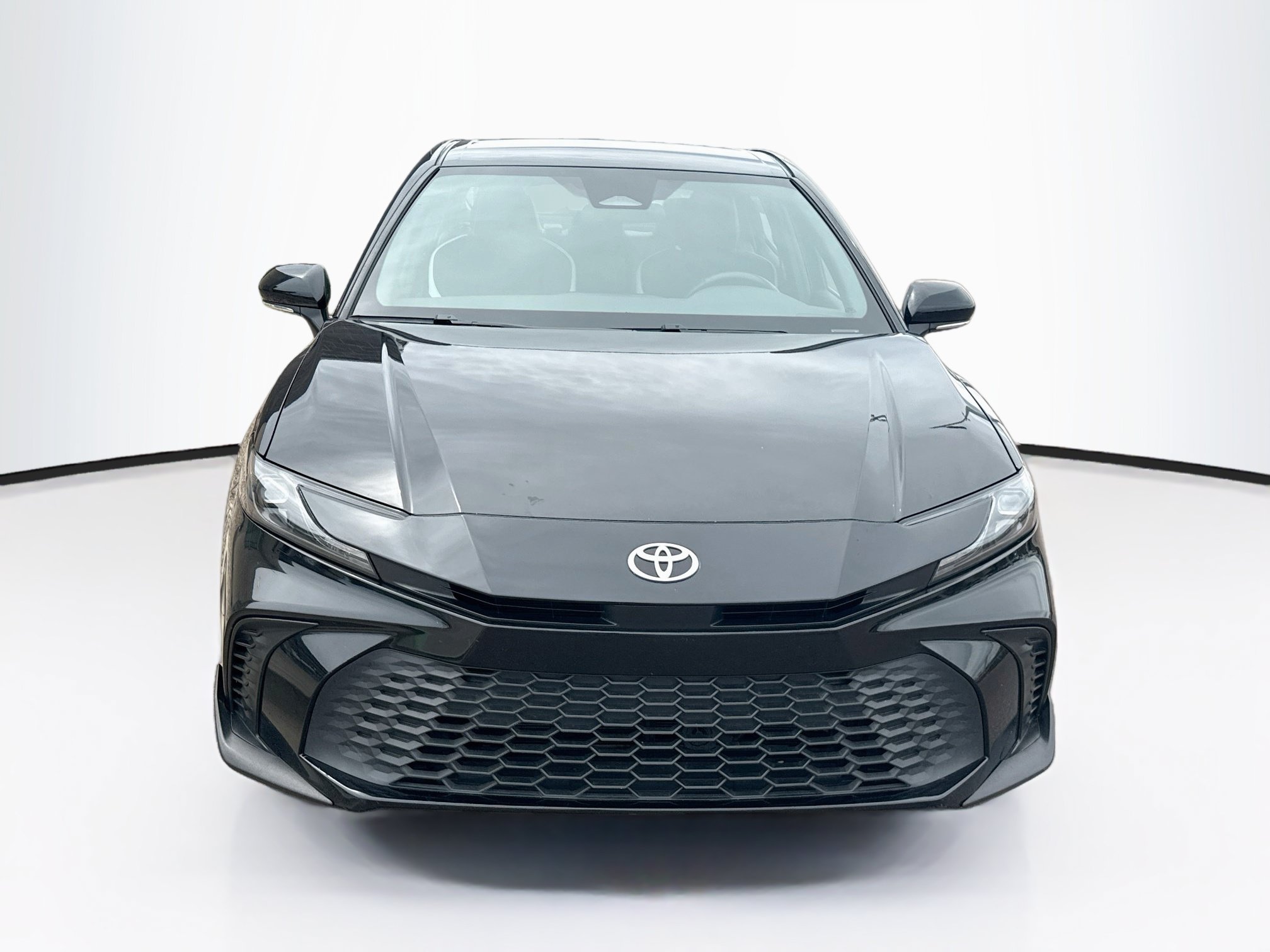 Used 2025 Toyota Camry SE FWD image 2