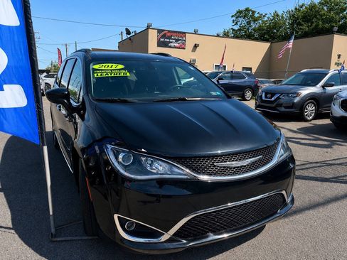 Used 2017 Chrysler Pacifica Touring-L FWD image 4