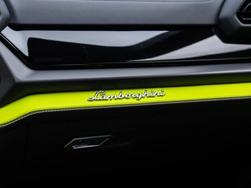 Used 2025 Lamborghini Urus SE image 32