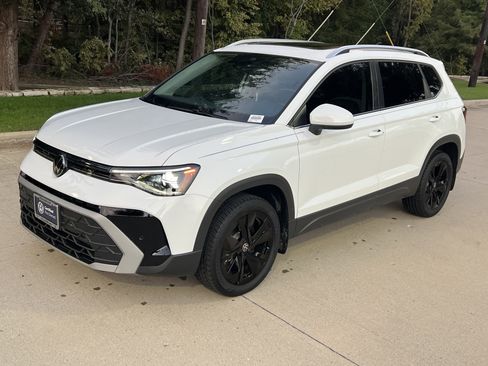 Certified 2025 Volkswagen Taos SE image 5