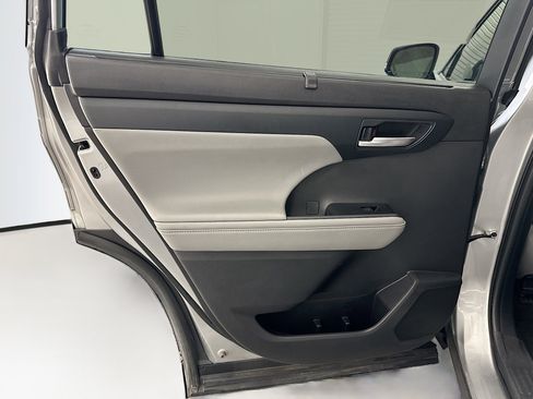 Used 2023 Toyota Highlander XLE image 28