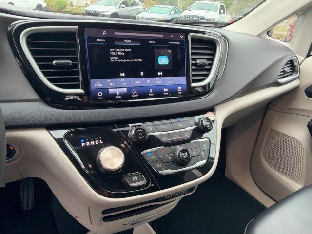 Used 2024 Chrysler Pacifica Touring-L FWD image 16
