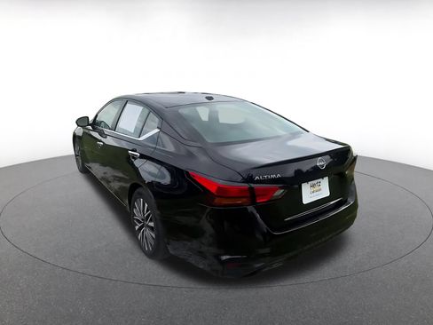 Used 2025 Nissan Altima 2.5 SV FWD image 11
