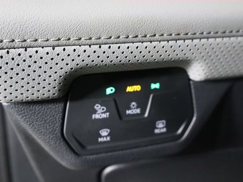 Used 2025 Volkswagen Atlas Peak Edition SE AWD/4WD image 23