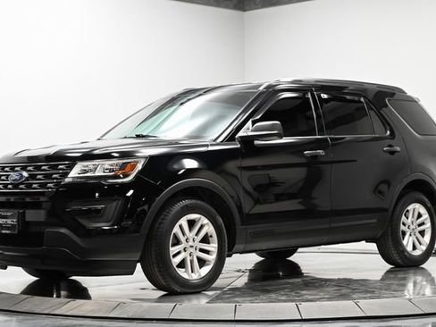 Used 2017 Ford Explorer XLT FWD image 1