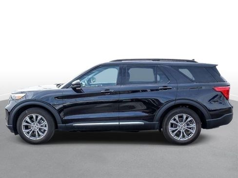 Used 2024 Ford Explorer XLT w/ Equipment Group 202A AWD/4WD image 5