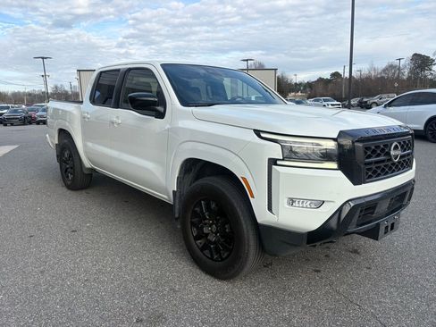 Used 2023 Nissan Frontier SV w/ Midnight Edition Package image 9