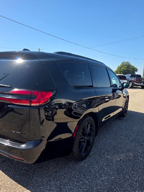 Used 2025 Chrysler Pacifica Limited FWD image 8
