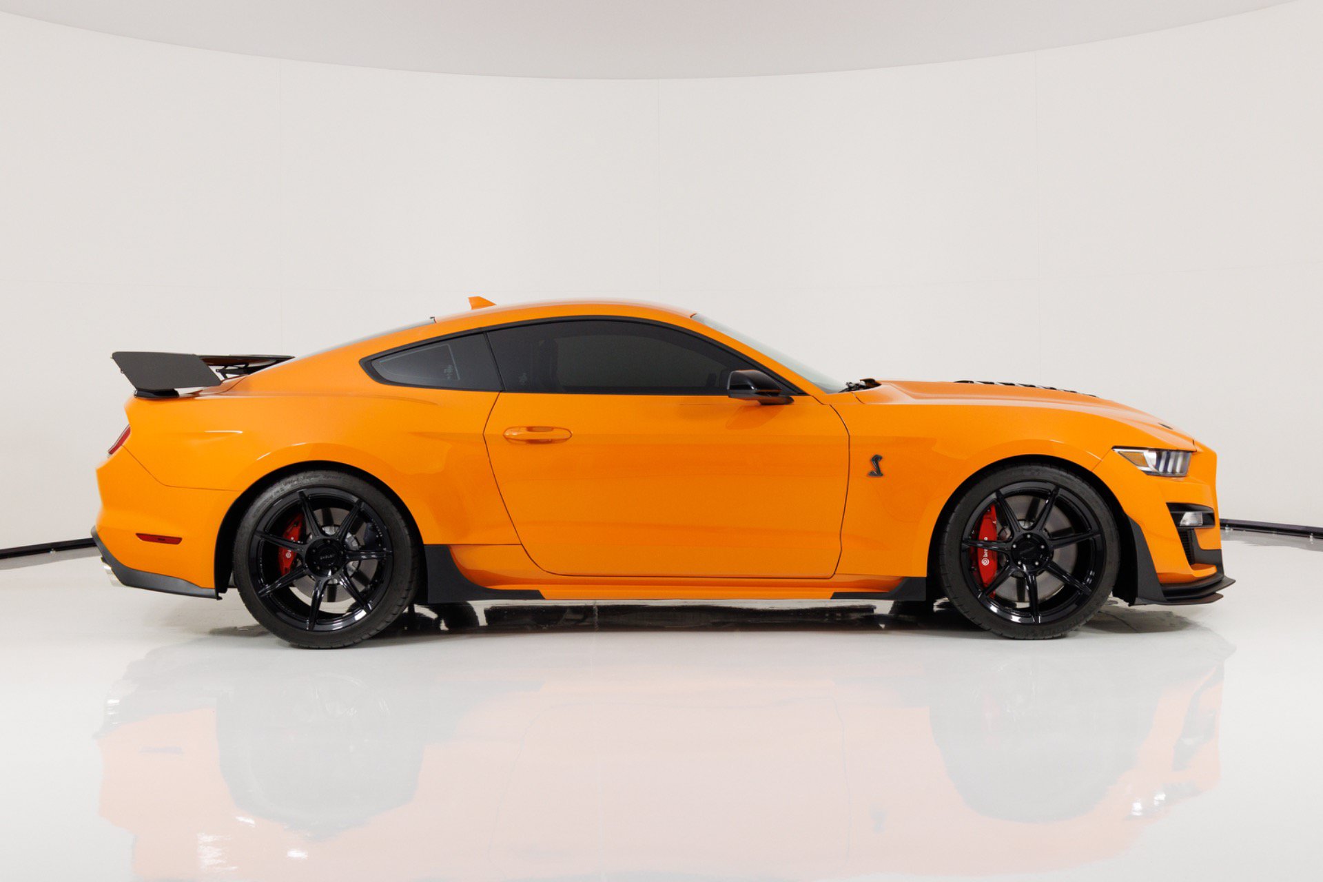 Used 2021 Ford Mustang Shelby GT500 w/ Carbon Fiber Track Pack RWD image 2