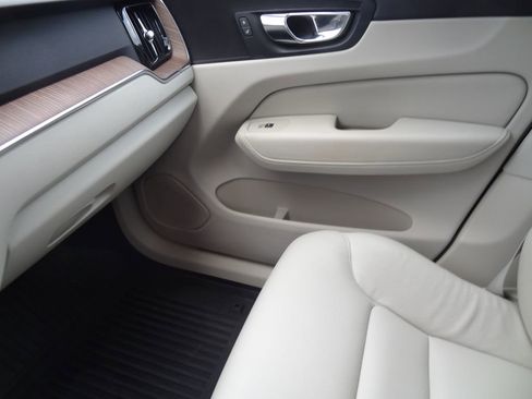 Used 2022 Volvo XC60 B5 Momentum w/ Protection Package Premier FWD image 14