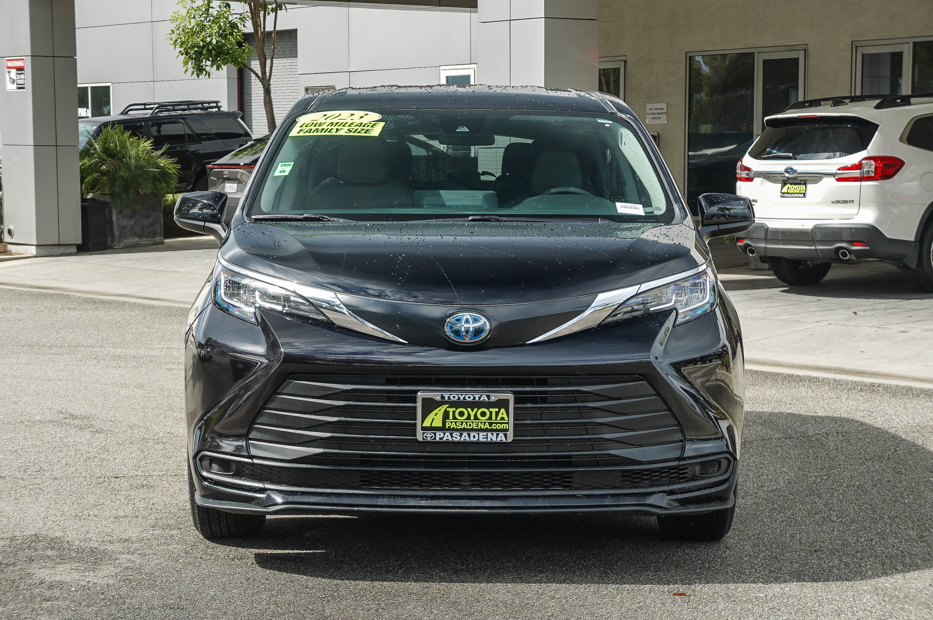 Used 2023 Toyota Sienna LE FWD image 2