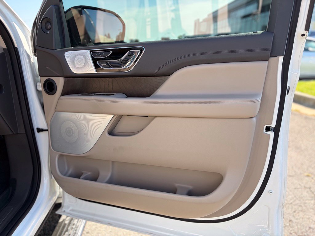 Used 2023 Lincoln Navigator Reserve AWD/4WD image 23