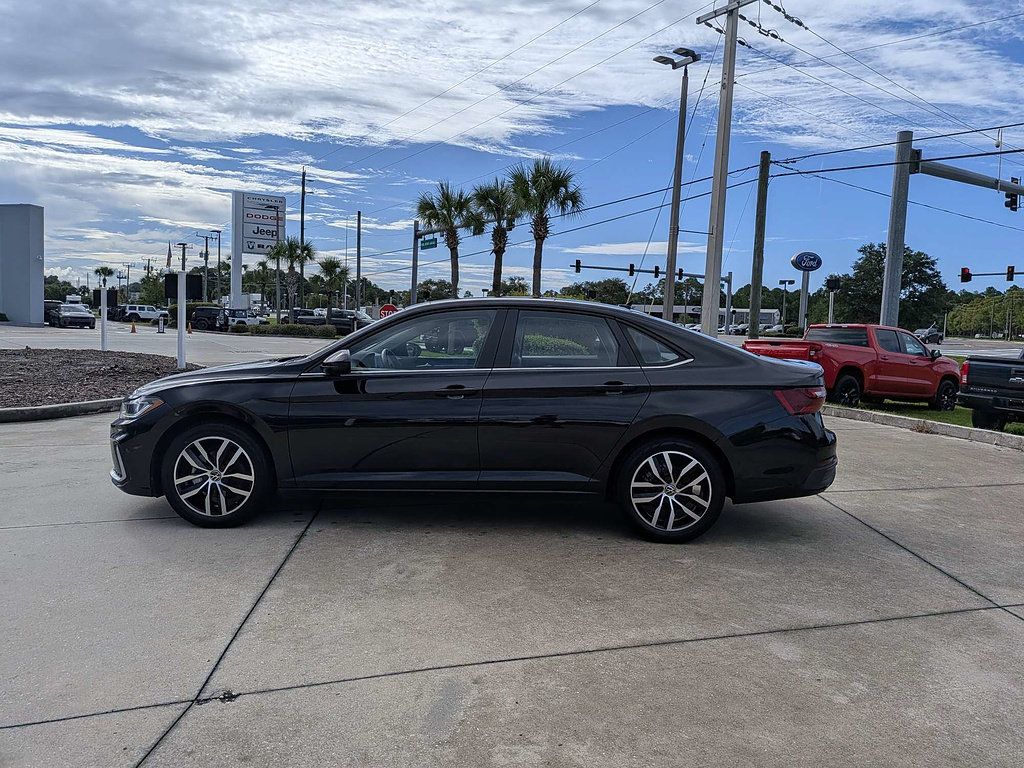Used 2025 Volkswagen Jetta SE FWD image 4
