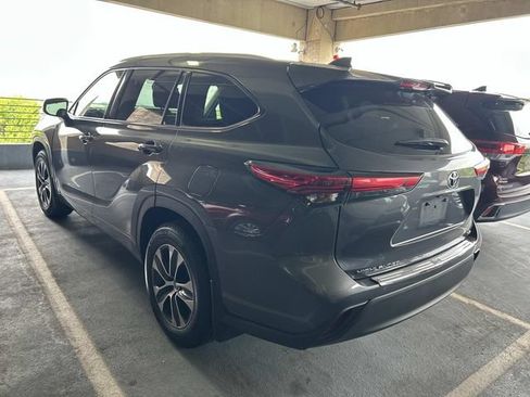 Used 2022 Toyota Highlander XLE FWD image 2