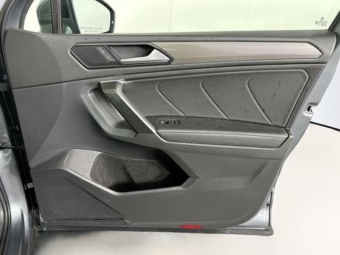 Used 2024 Volkswagen Tiguan SE image 31