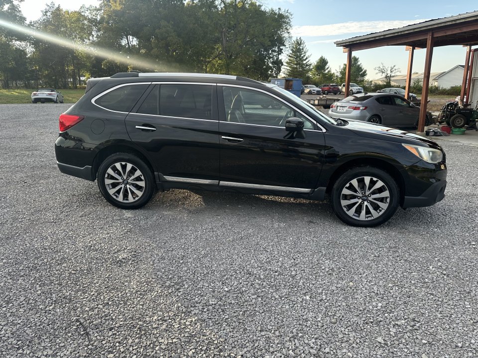 Used 2017 Subaru Outback 3.6R Touring AWD/4WD image 4