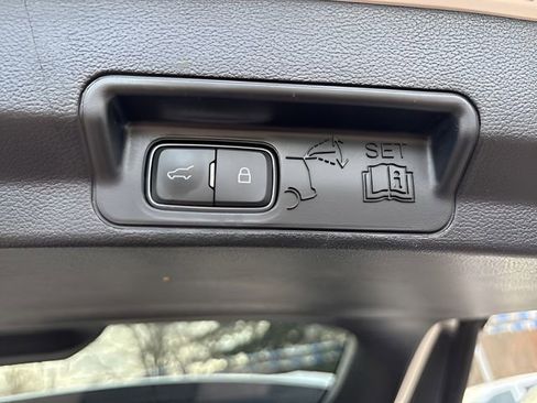 Used 2022 Ford Explorer Limited w/ Equipment Group 301A image 27