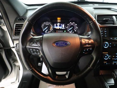 Used 2018 Ford Explorer XLT image 15