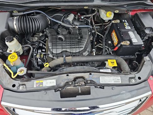Used 2013 Chrysler Town & Country Touring FWD image 30