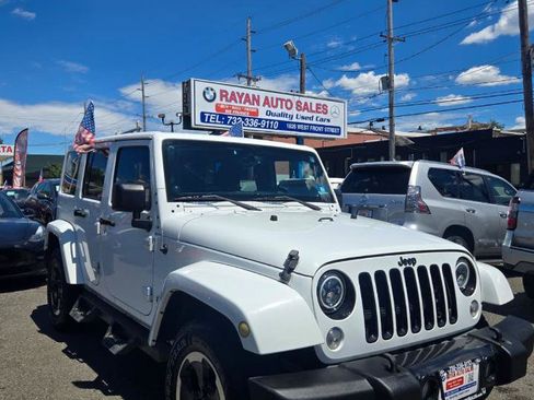 Used 2014 Jeep Wrangler Unlimited Sahara AWD/4WD image 8
