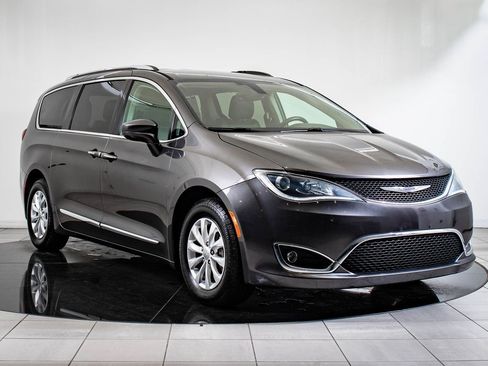 Used 2019 Chrysler Pacifica Touring-L image 5