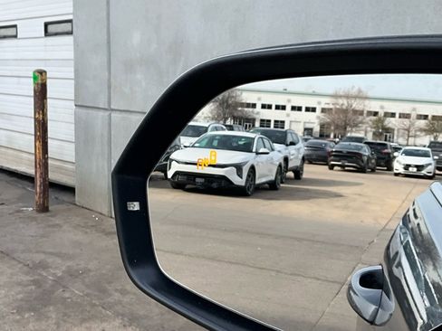 Used 2025 Volkswagen Atlas Cross Sport SE image 19