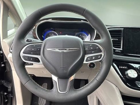Used 2023 Chrysler Pacifica Limited image 10