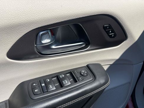 Used 2024 Chrysler Pacifica Touring-L FWD image 10