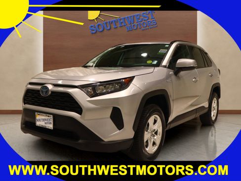 Used 2021 Toyota RAV4 LE image 1