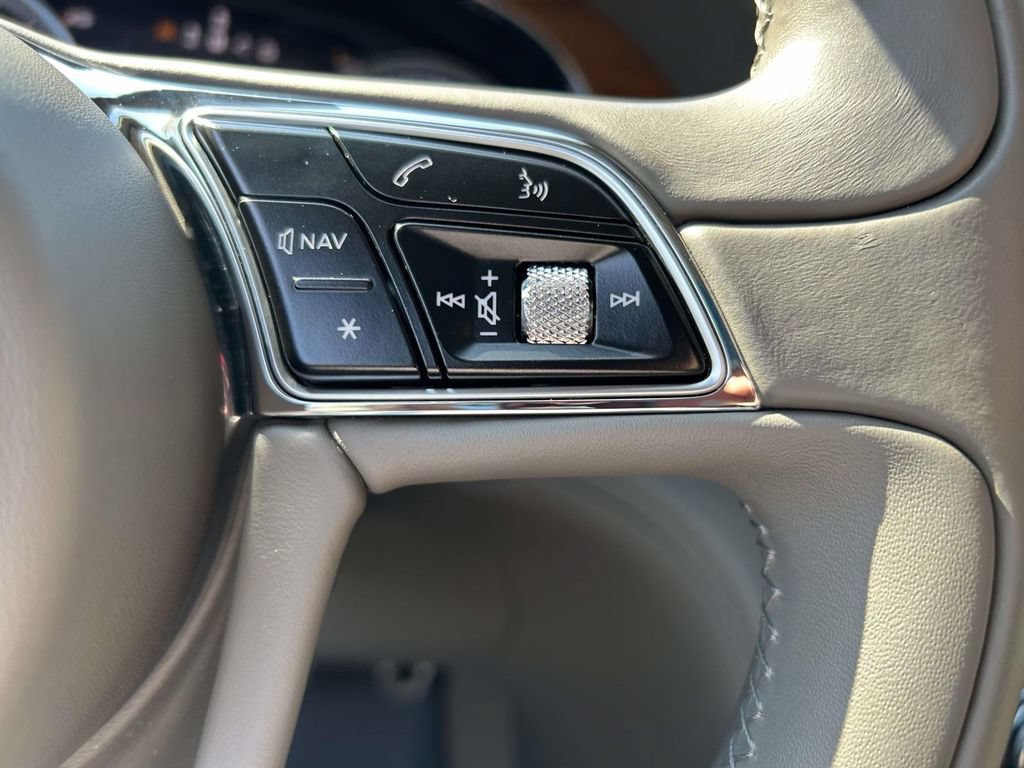 Used 2019 Bentley Bentayga AWD/4WD image 24