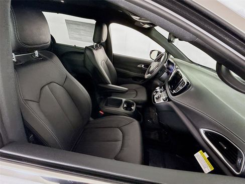New 2026 Chrysler Pacifica Select image 32