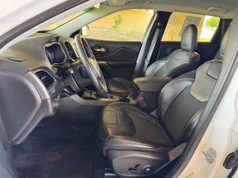 Used 2019 Jeep Cherokee Latitude Plus FWD image 12