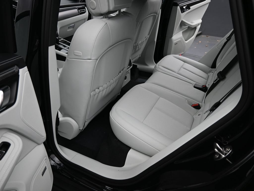 Certified 2026 Porsche Macan AWD/4WD image 24