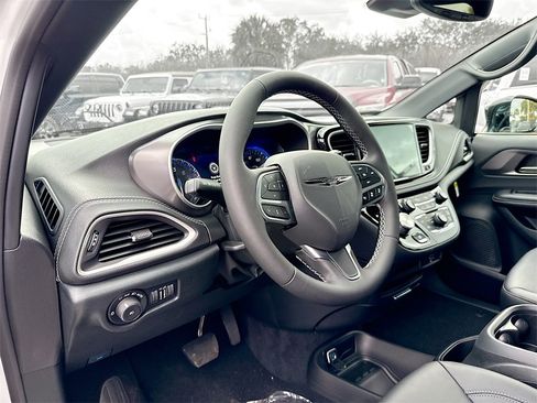 New 2026 Chrysler Pacifica Select image 9