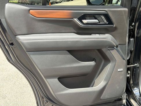 Used 2025 GMC Yukon Denali RWD image 11